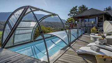 Una piscina climatizada, tumbonas