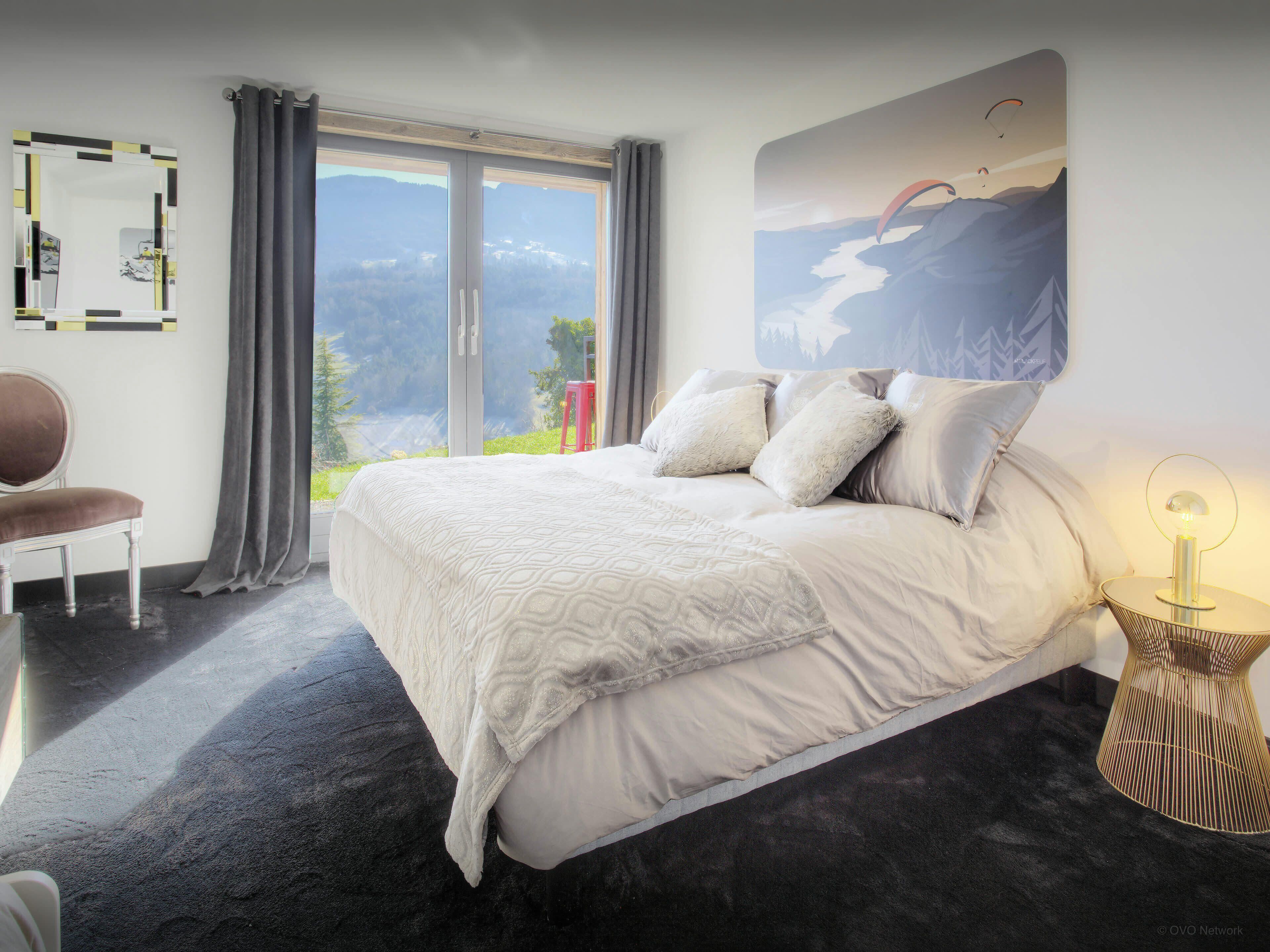 5 bedrooms, iron/ironing board, WiFi, bed sheets