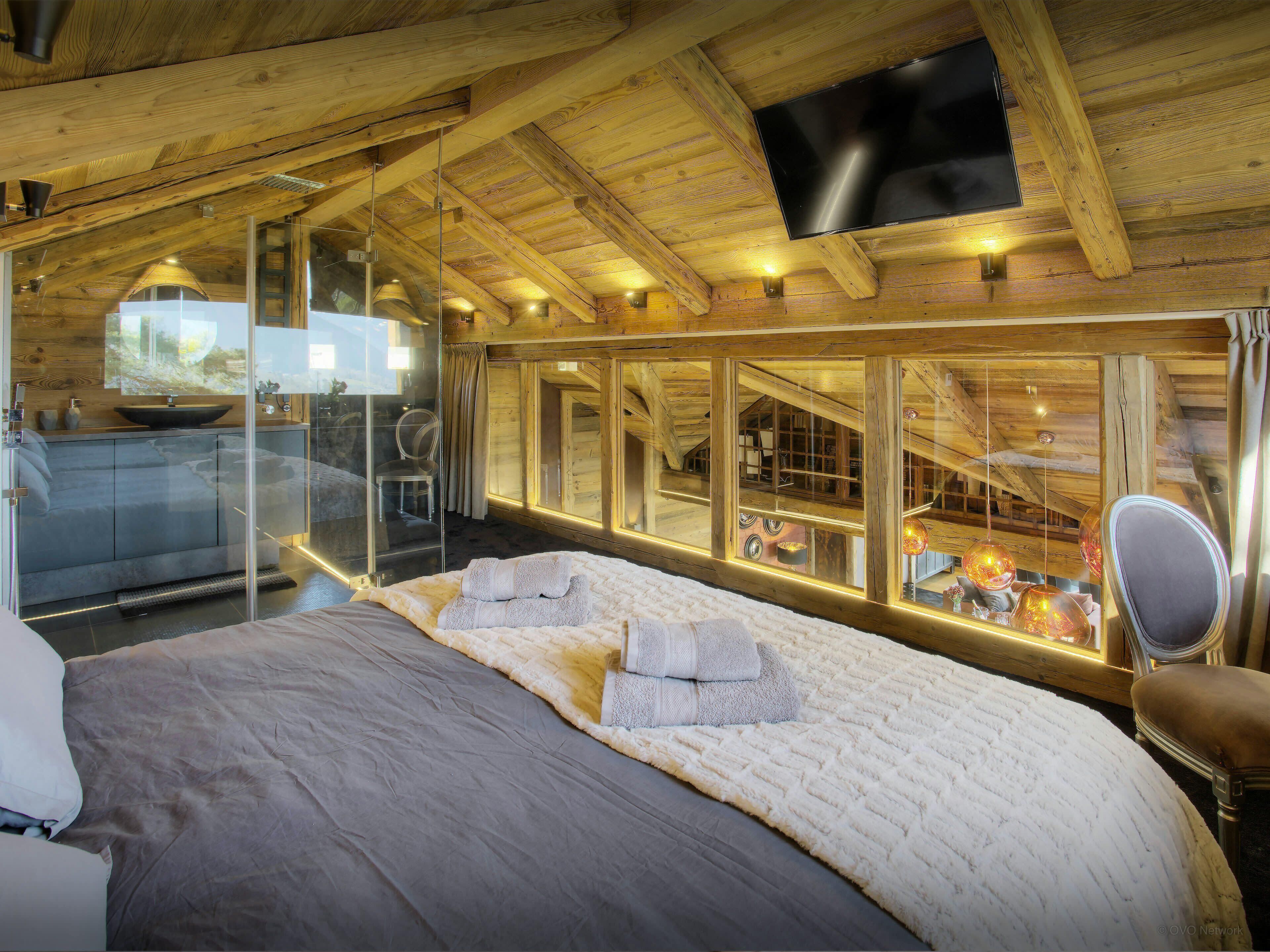 5 bedrooms, iron/ironing board, WiFi, bed sheets