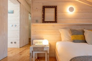 1 quarto, escrivaninha, ferros/tábuas de passar roupa, acesso à internet