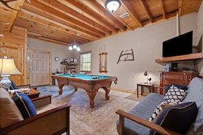 Smart TV, DVD player - Cute, Cozy Log Cabin, Private setting, Decorated in red & black Rooster theme. (Rogers)