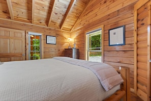 2 bedrooms, free WiFi, bed sheets - Cute, Cozy Log Cabin, Private setting, Decorated in red & black Rooster theme. (Rogers)
