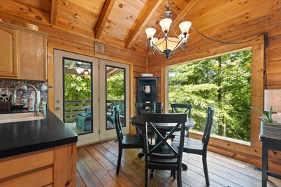 Cute, Cozy Log Cabin, Private setting, Decorated in red & black Rooster theme.