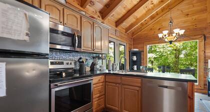 Cute, Cozy Log Cabin, Private setting, Decorated in red & black Rooster theme.