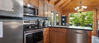 Cute, Cozy Log Cabin, Private setting, Decorated in red & black Rooster theme.