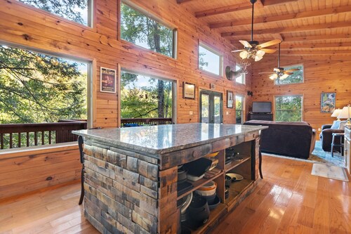 Lake Cabin with Breathtaking Lake View & Private Dock. Hot Tub.Pool Table. Wi-Fi