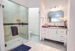 Doccia, soffione a pioggia, asciugacapelli, asciugamani