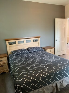 3 bedrooms, WiFi, bed sheets - “Escape the city, embrace the serenity" Spring, summer and Fall Getaway !!! (Westport)