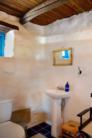 Een douche, handdoeken, zeep, shampoo