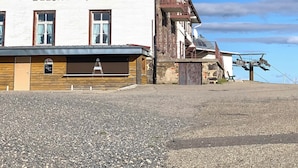 Un bâtiment à deux étages dont la façade porte l’inscription « BELCHENHAUS », caractérisé par un style architectural traditionnel avec un toit en pente et des encadrements de fenêtres en bois.