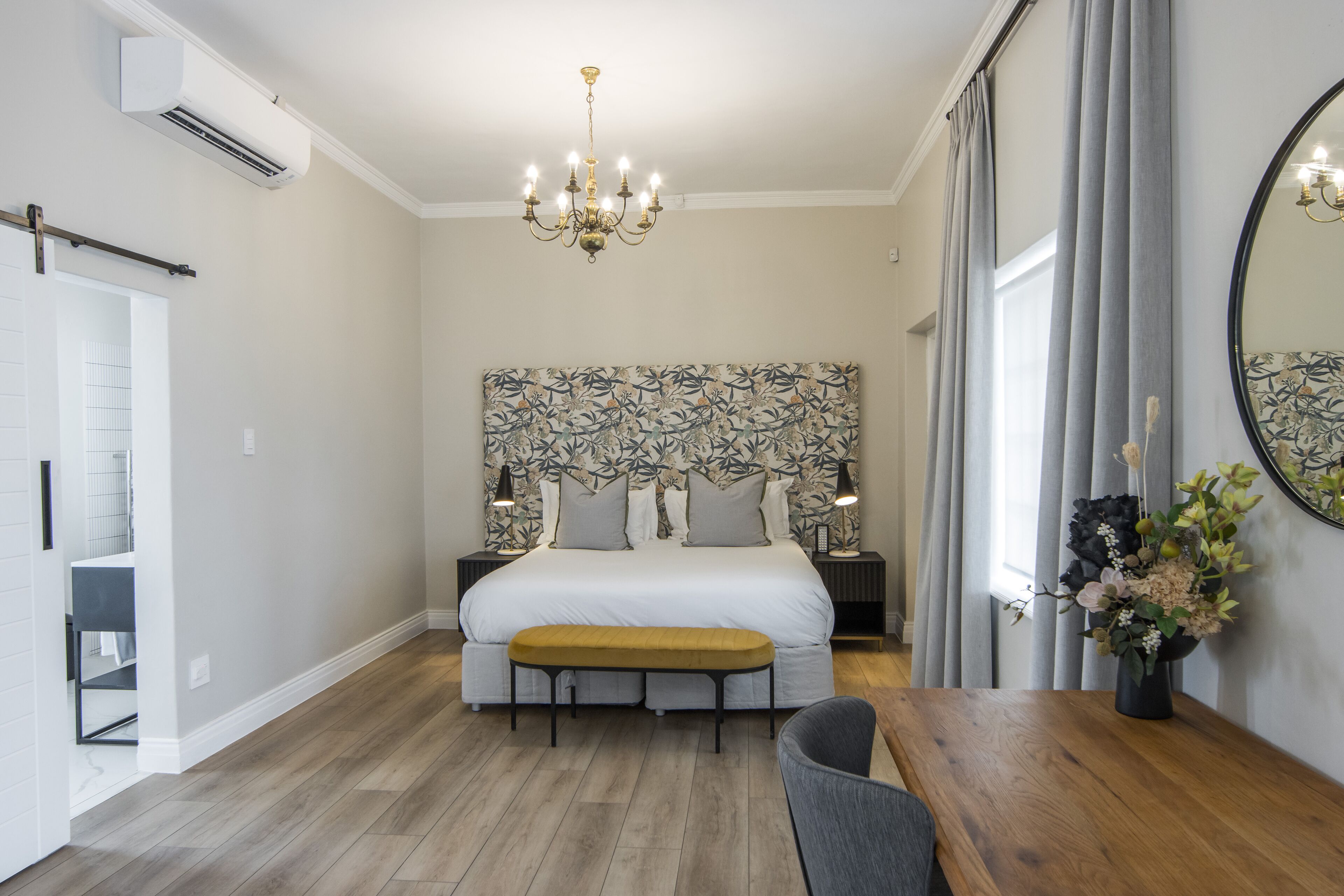 Werf Deluxe Suite 5 | Ropa de cama hipoalergénica y artículos del minibar gratis 