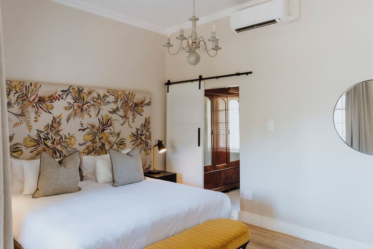 Hypo-allergenic bedding, free minibar items, in-room safe, desk