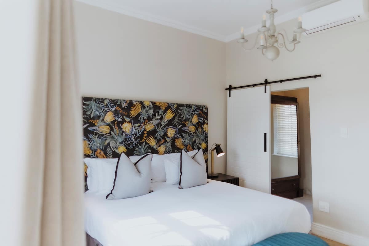 Hypo-allergenic bedding, free minibar items, in-room safe, desk