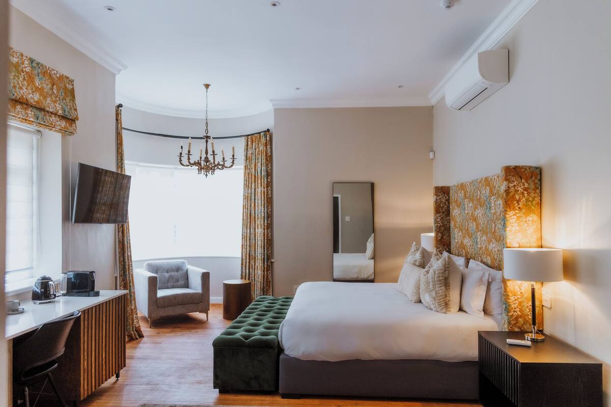 Villa Deluxe Suite | Hypo-allergenic bedding available, minibar (some free items)