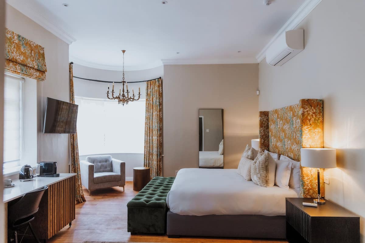 Hypo-allergenic bedding, free minibar items, in-room safe, desk