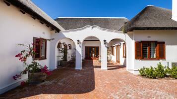 Façana frontal de l'allotjament