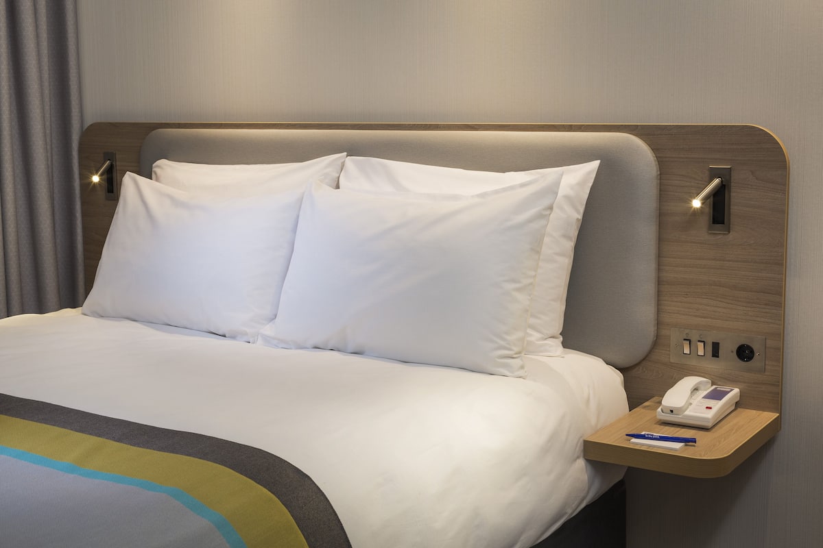 Standard Room, 1 Queen Bed, Accessible (Free Breakfast) | Premium bedding, in-room safe, desk, laptop workspace