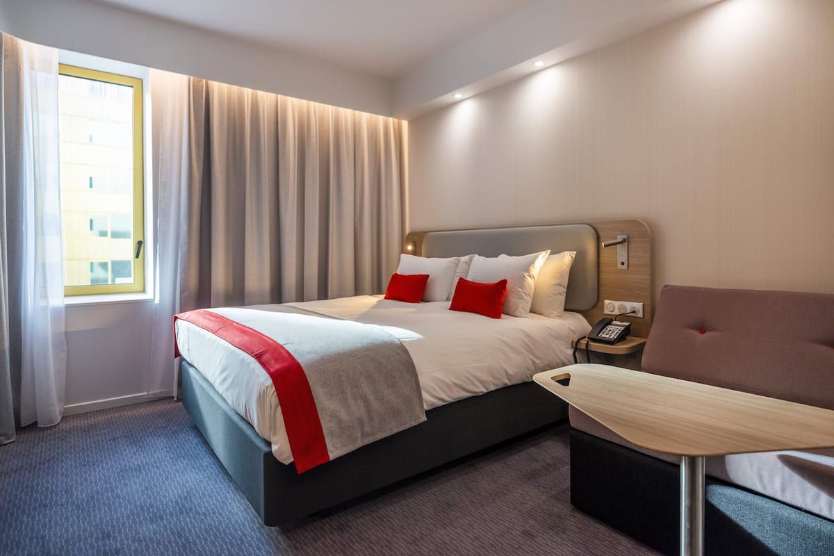 スタンダード ルーム クイーンベッド 1 台ソファーベッド付き (Free Breakfast) | 高級寝具、セーフティボックス (室内)、デスク、ノートパソコン用作業スペース