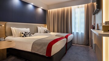 Premium-sengetøj, pengeskab på værelset, skrivebord