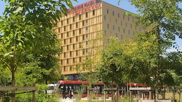 Un edificio con un cartello che riporta "Crown Plaza".