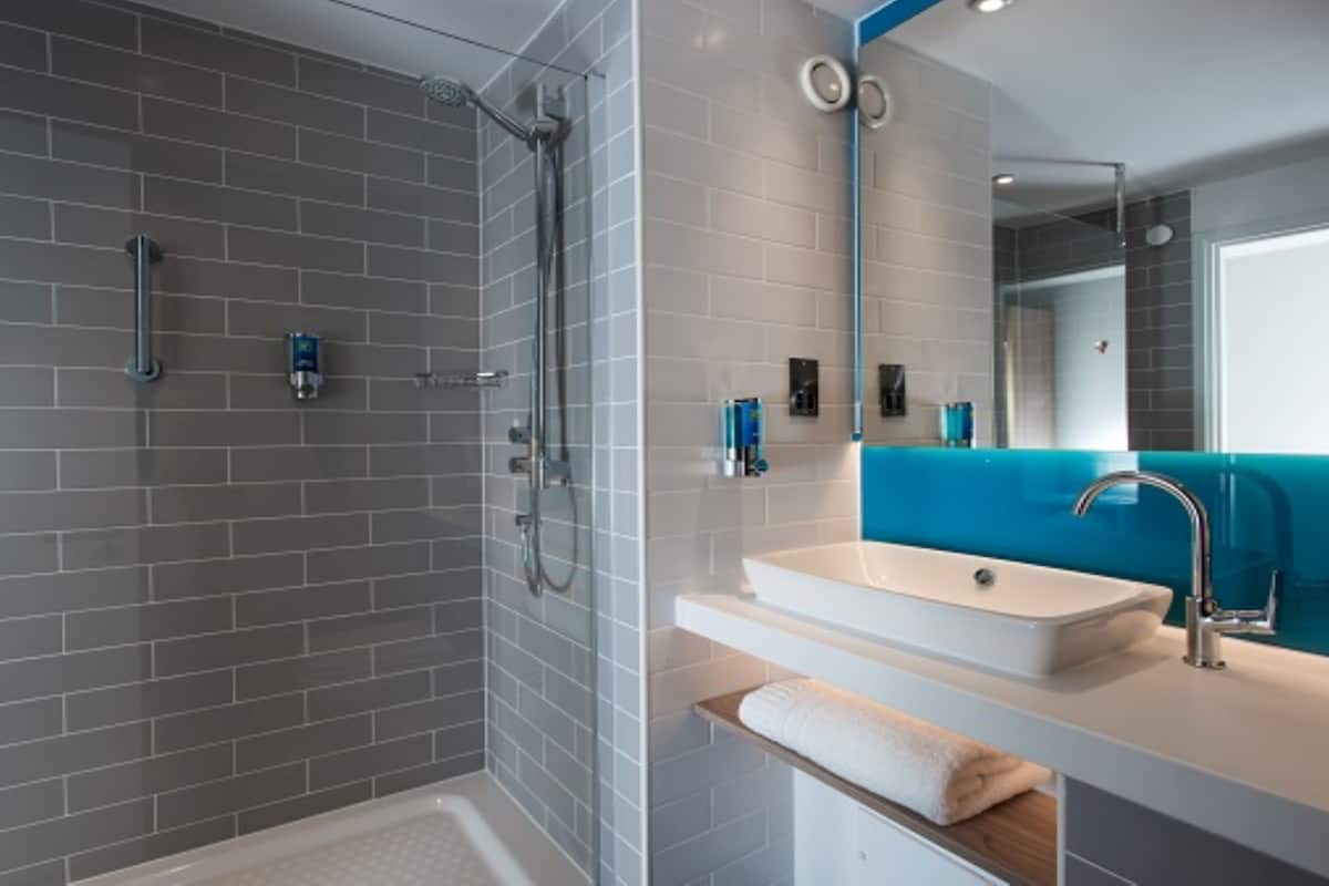 shower, rainfall showerhead, free toiletries, hair dryer