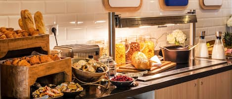 Free daily buffet breakfast