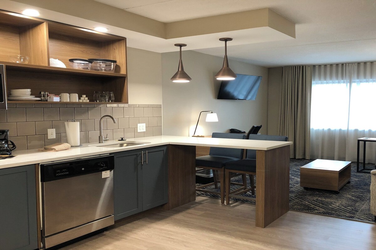 1 bedroom, premium bedding, pillowtop beds, desk