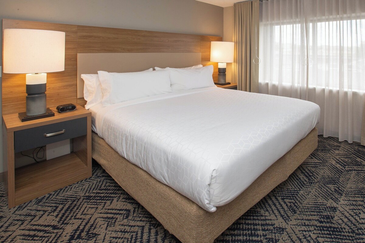 1 bedroom, premium bedding, pillowtop beds, desk