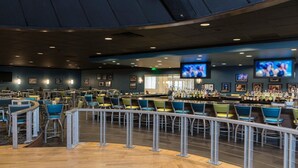 Un grand espace bar avec de nombreux types d’assises et un comptoir.