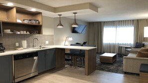 1 bedroom, premium bedding, pillow-top beds, desk