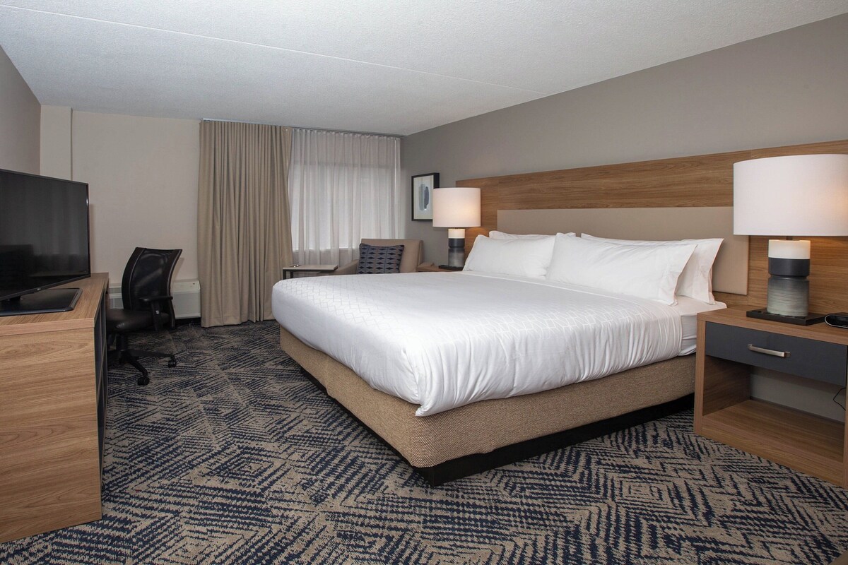 1 bedroom, premium bedding, pillowtop beds, desk