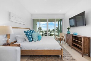 3 habitaciones, escritorio y tabla de planchar con plancha 