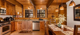 Beautiful cabin with hot tub! Pet friendly! Cul de sac directly across from lake