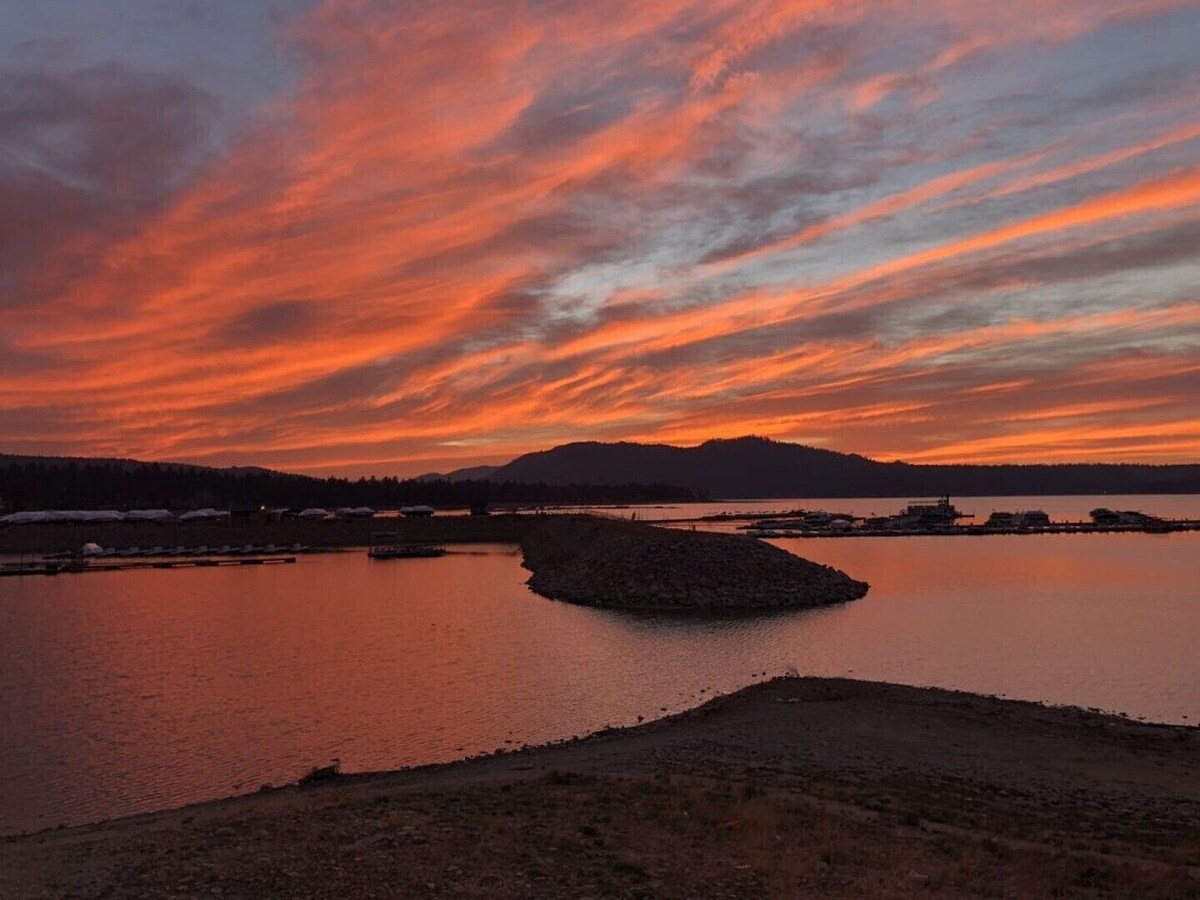 Beautiful cabin with hot tub! Pet friendly! Cul de sac directly across from lake