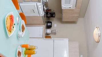 Coffee/tea maker, fridge, microwave, dishwasher