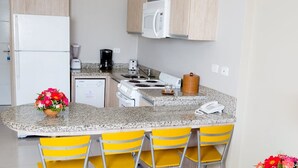 Fridge, microwave, oven, dishwasher - SUITE - 2 Bedrooms, 2 Bathrooms   - Full Kitchen and bath. Low level. -UNIT 10 (Pampatar)