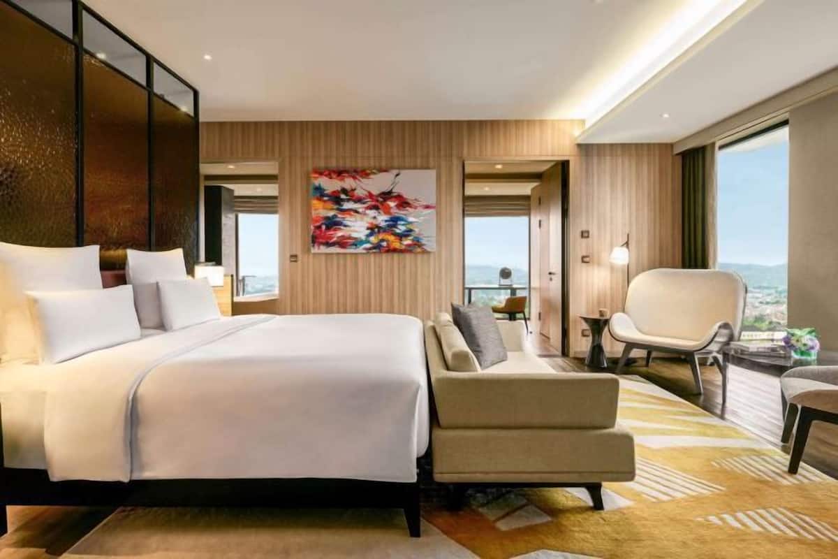 1 bedroom, premium bedding, minibar, in-room safe