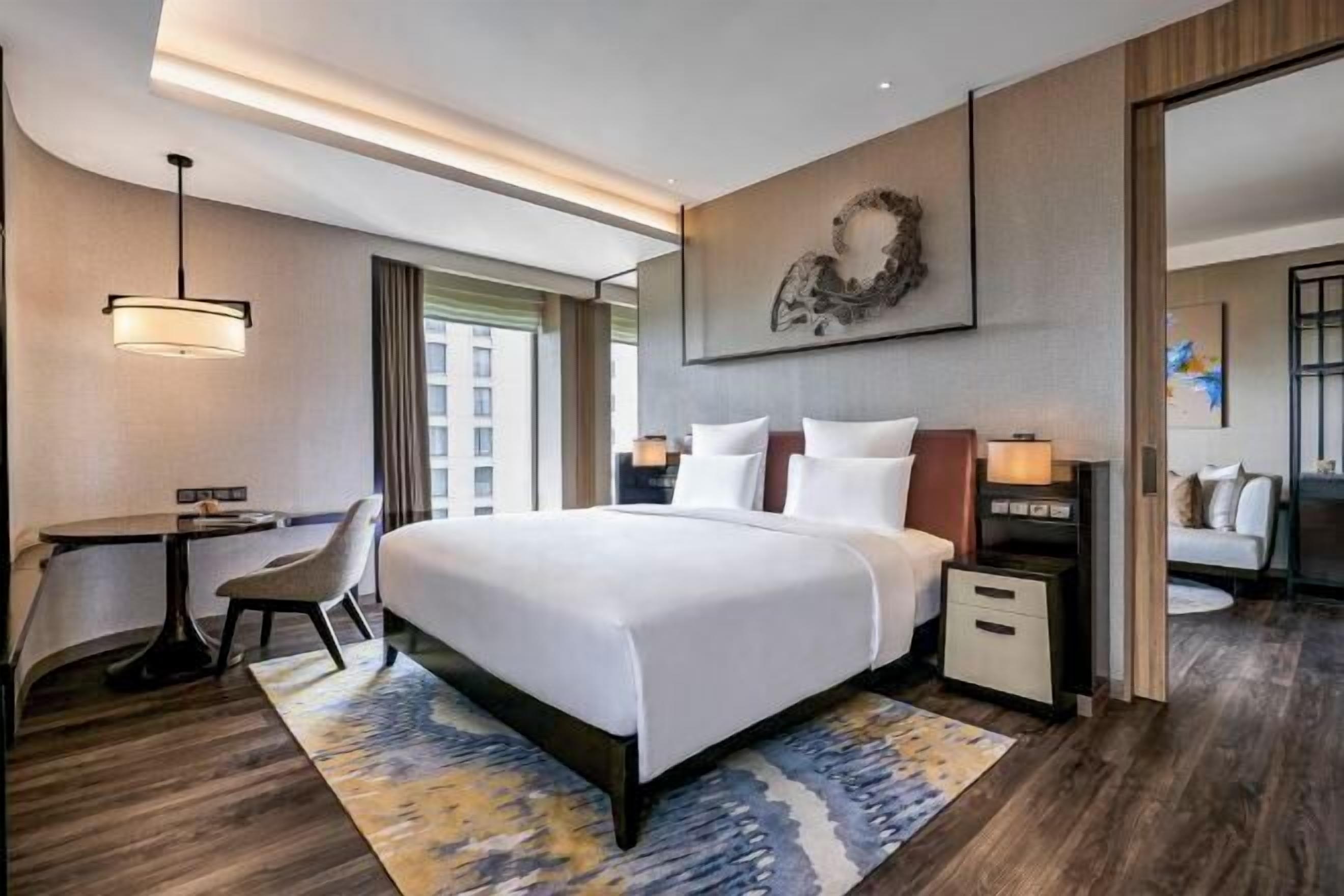 Luxe beddengoed, een minibar, een kluis op de kamer, een bureau