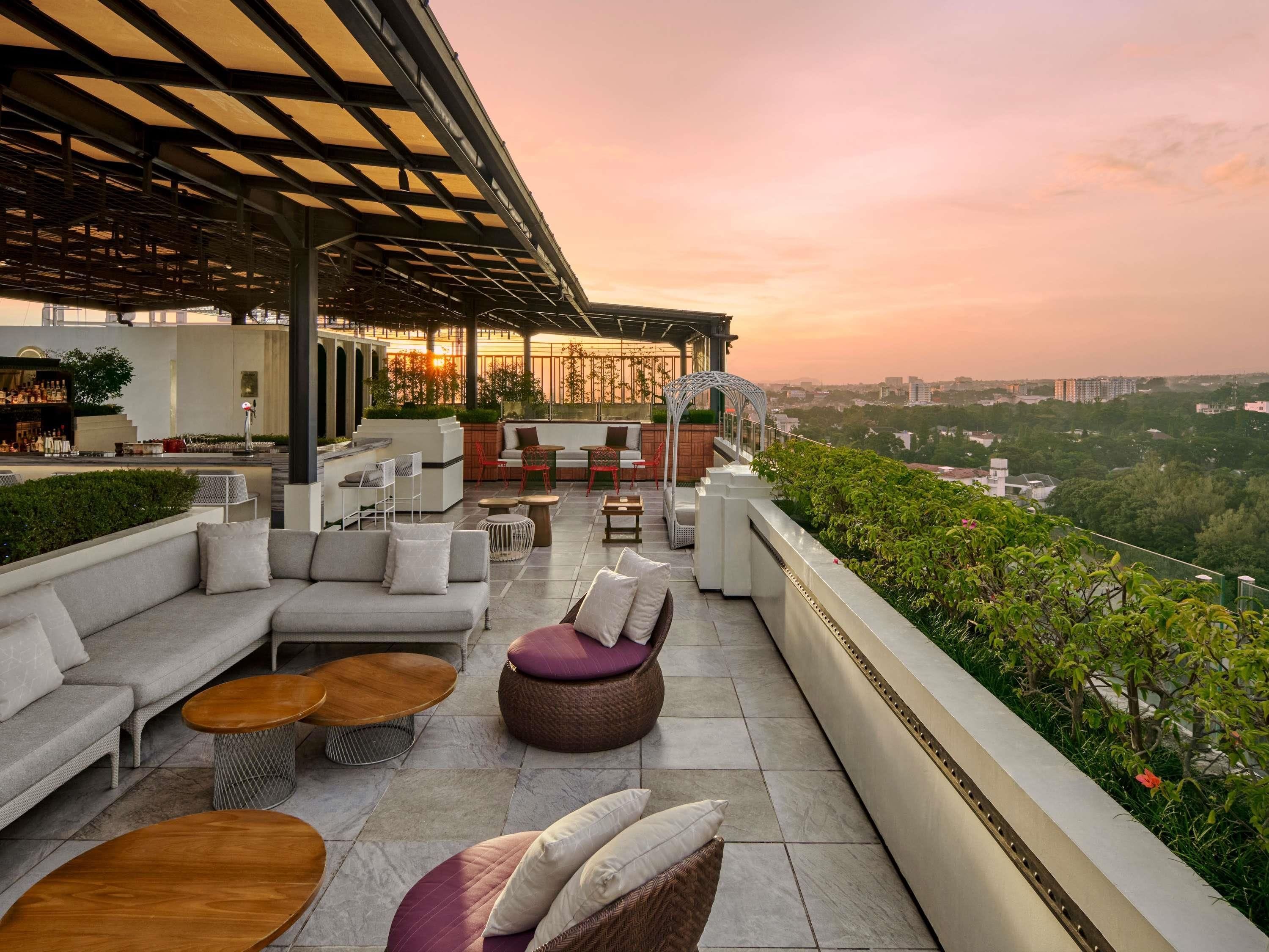 Un espacio con asientos al aire libre y vistas de la ciudad.
