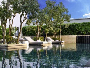 Una piscina al aire libre