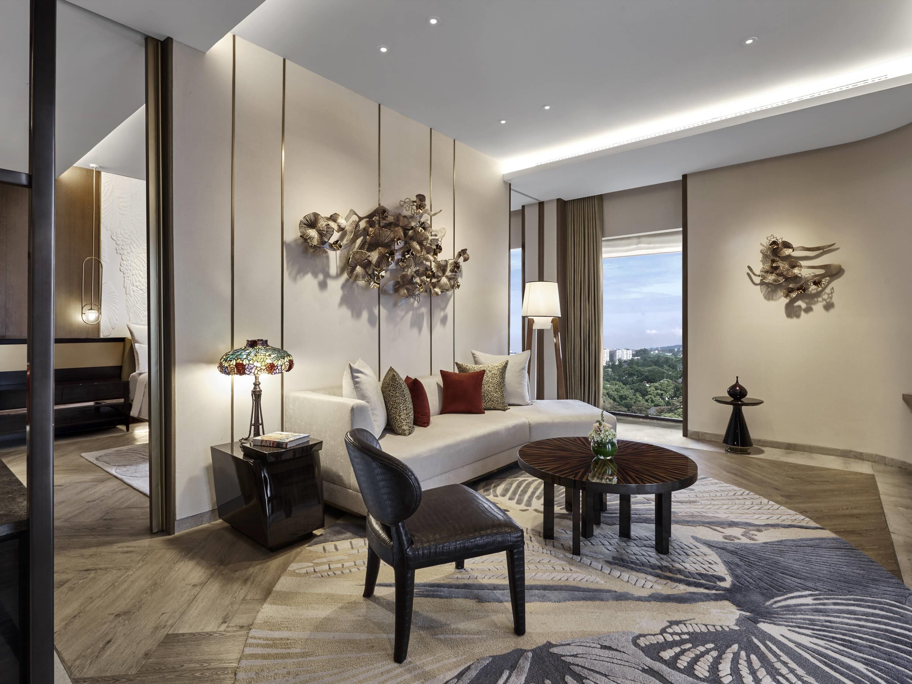 เครื่องนอนระดับพรีเมียม, มินิบาร์, ตู้นิรภัยในห้องพัก, โต๊ะทำงาน