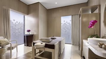 Pijat dengan batu panas, body wrap, body scrub, dan perawatan wajah