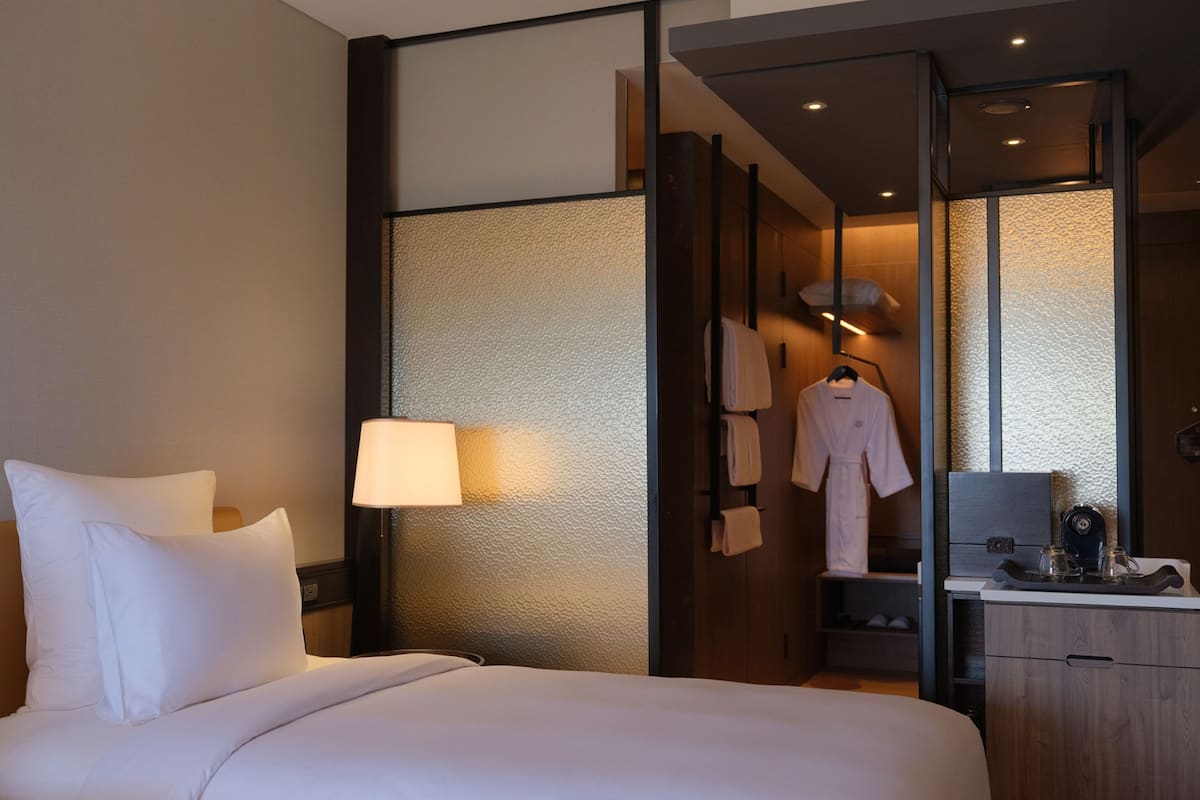 1 bedroom, premium bedding, minibar, in-room safe