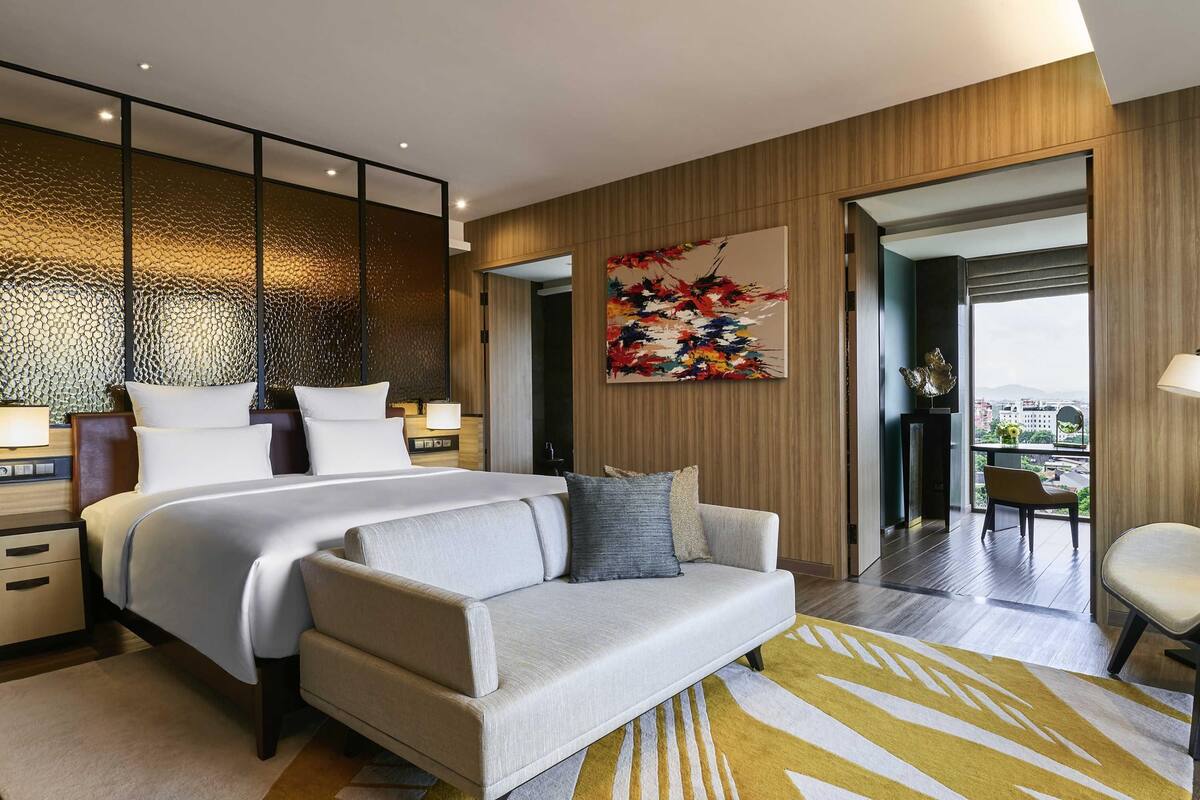 Juniorsvit - 1 kingsize-säng (Pullman) | Sängtillbehör av högsta kvalitet och minibar