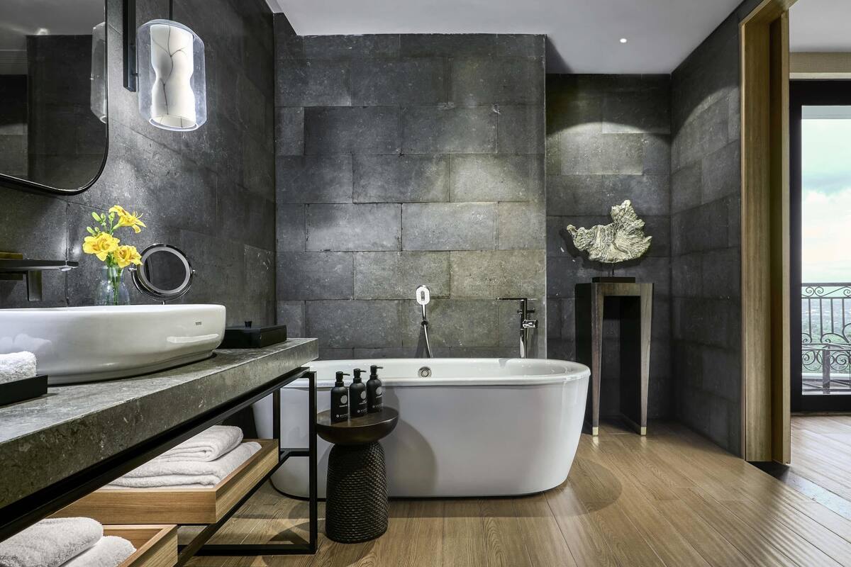 1 bedroom, premium bedding, minibar, in-room safe