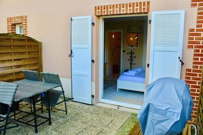 Outdoor dining - Water on the mast studio in residence  (Honfleur)