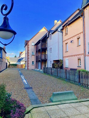 Exterior - Water on the mast studio in residence  (Honfleur)