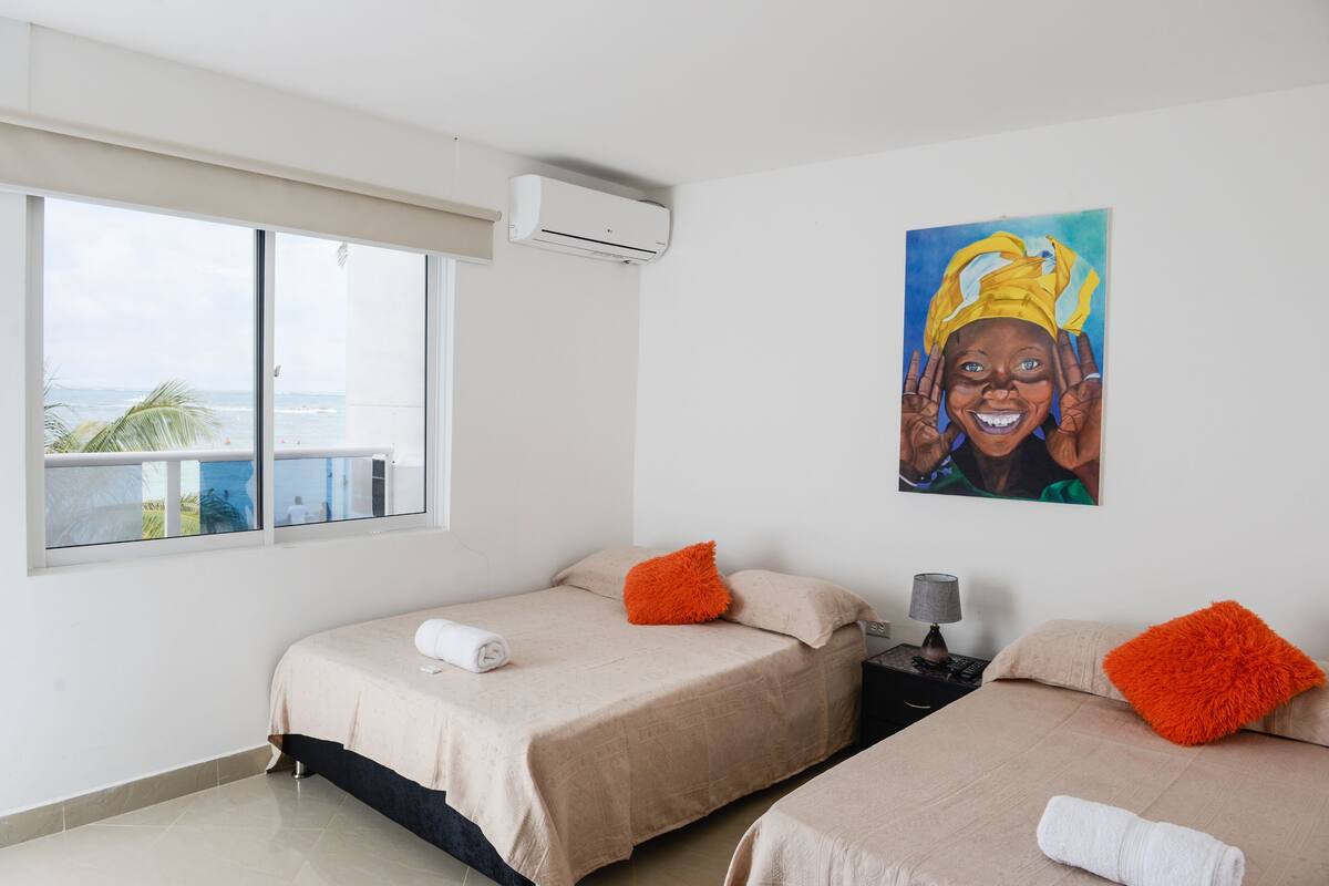Habitación familiar | Minibar, caja fuerte, tabla de planchar con plancha y cunas gratuitas