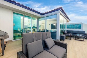 TV - It's 5 O'clock Somewhere, Penthouse PH3-5 3Bdrm (Eagle Beach)