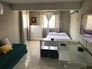 1 habitación y espacio para trabajar con laptop 